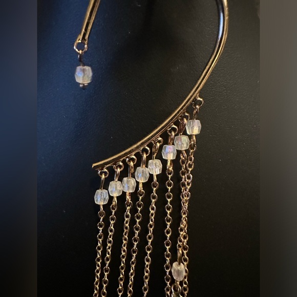 BEAUTIFUL WHITE FEATHER AND CRYSTAL BEADED EAR CUFF - Picture 2 of 4